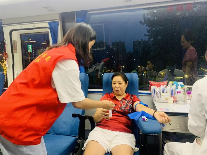 黨建引領(lǐng)強(qiáng)擔(dān)當(dāng)，青春熱情耀黨徽——華信商貿(mào)集團(tuán)黨員志愿者活動(dòng)